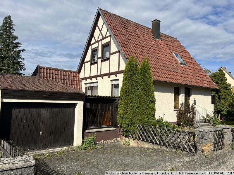 RUHIG UND ZENTRAL: Gemütliches Einfamilienhaus mit Garten und Garage